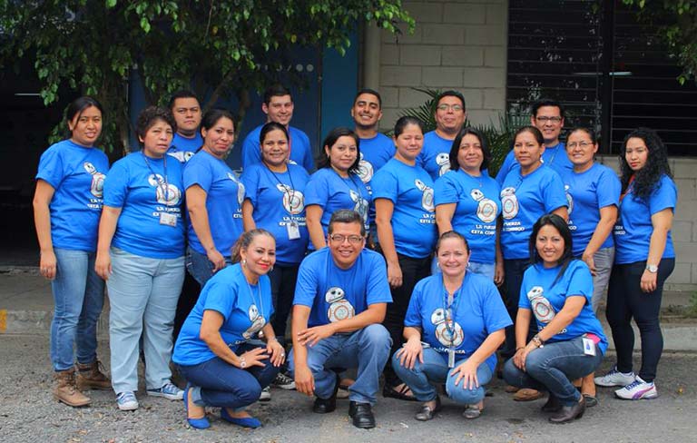foto de grupo de personas con la camiseta azul especialmente hecho para el 21 de marzo 2016